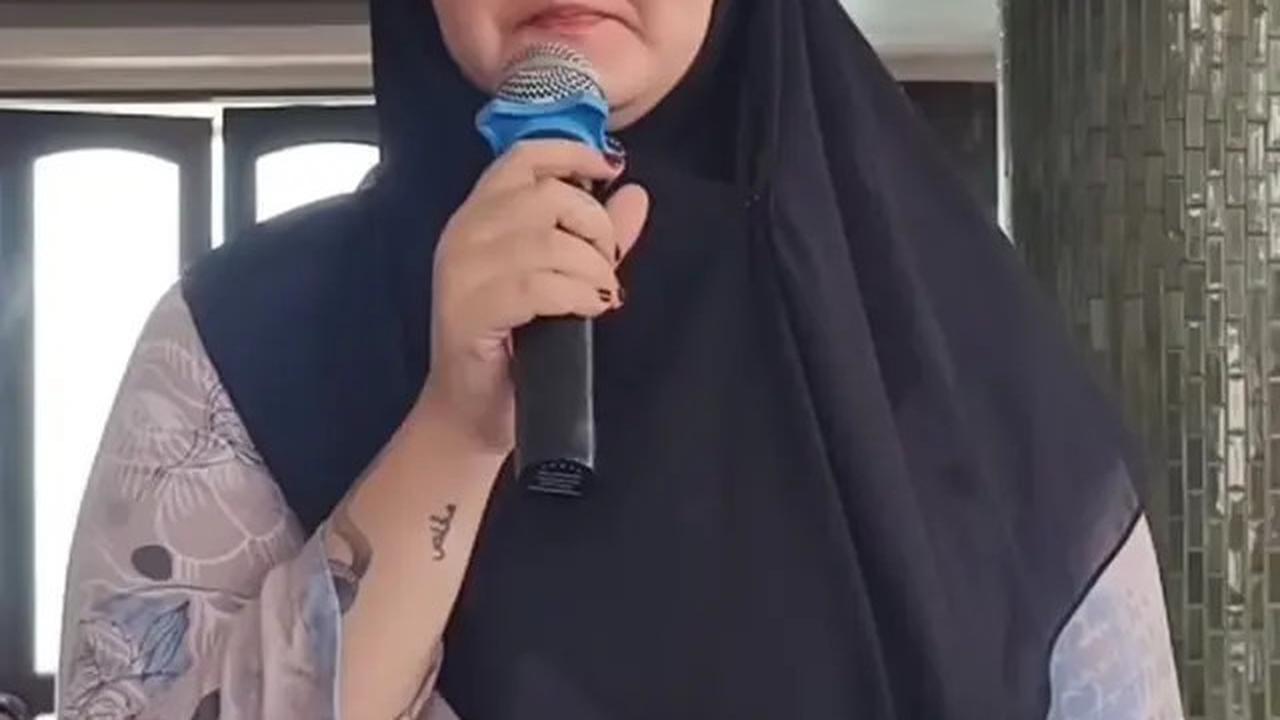 7 Potret Talitha Curtis Berhijab Lagi, Terharu Dihadiahi Tiket Umrah