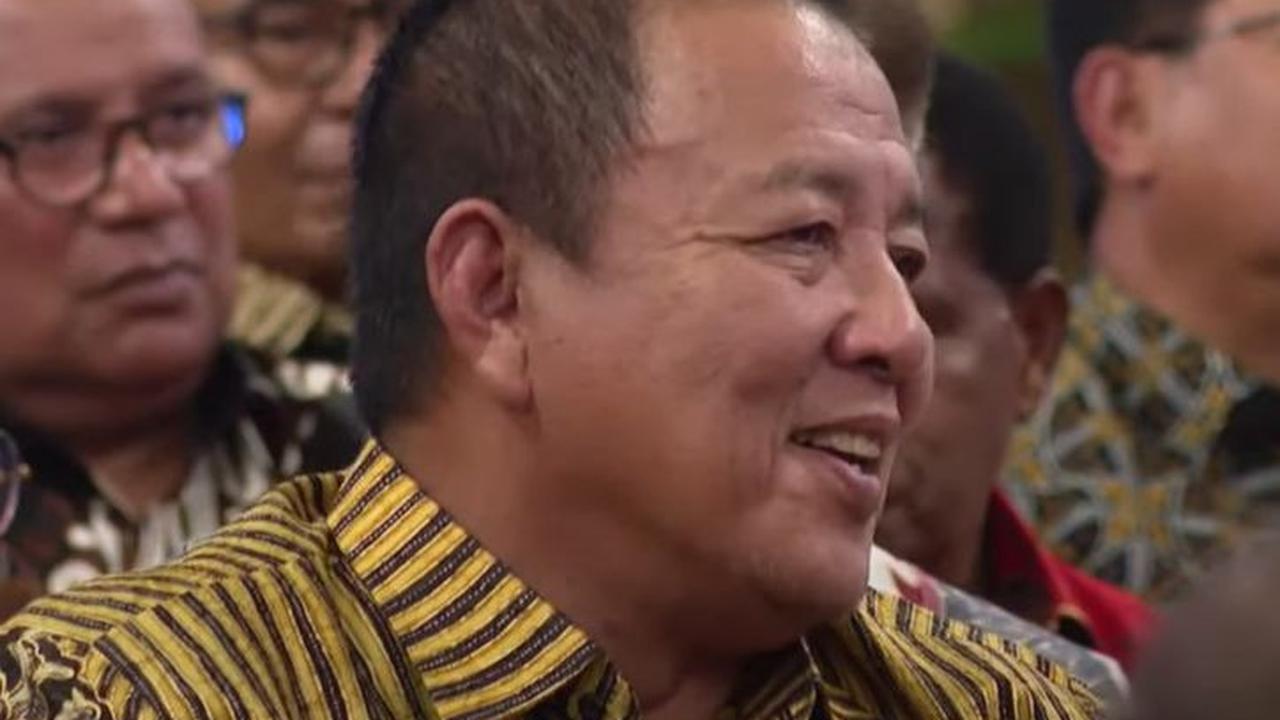 "Karena sudah disiapkan dari Menteri Keuangan. Sudah disiapkan dari bu Menkeu Rp 34 triliun. Tapi terus jangan APBD-nya dipakai yang lain. Jalannya dibiarkan rusak," lanjut Jokowi.<br>