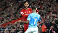 Winger Manchester City, Raheem Sterling, terlibat perselisihan dengan bek Liverpool, Joe Gomez, pada laga pekan ke-12 Premier League di Stadion Anfield, Minggu (10/11/2019). (Peter Byrne/PA via AP)