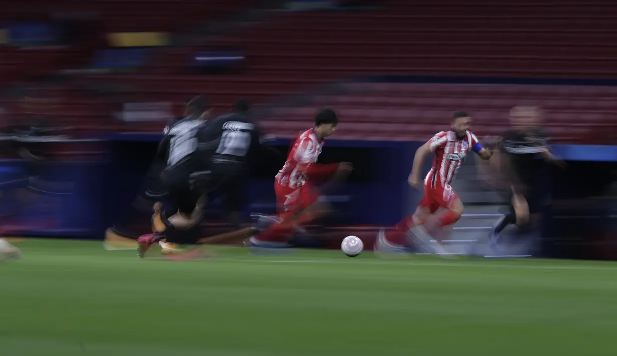 Gelandang Atletico Madrid, Joao Felix (tengah) menggiring bola saat bertanding melawan Salzburg pada pertandingan grup A Liga Champions di stadion Wanda Metropolitano di Madrid, Spanyol, Selasa (27/10/2020).  Atletico Madrid menang 3-2 atas Salzburg. (AP Photo/Manu Fernandez)