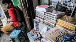 Buku-buku dagangan di kawasan Kwitang Jakarta, Jumat (26/6/2020). Sejumlah pedagang mengaku penjualan buku mengalami penurunan hingga 50 persen karena imbauan Pemerintah untuk tinggal dirumah dan libur sekolah selama pandemi COVID-19. (Liputan6.com/Faizal Fanani)