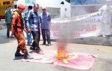 Peringati G30S, massa di Malang bakar bendera PKI