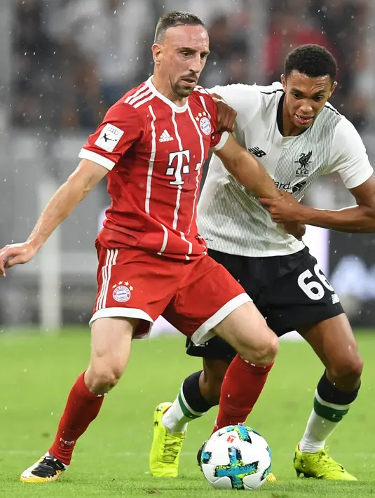 Gelandang Bayern Munchen, Franck Ribery berusaha mengontrol bola dari hadangan bek Liverpool, Alexander Arnold saat bertanding di semifinal Audi Cup di Allianz Arena di Munich, Jerman (1/8). Liverpool menang 3-0 atas Munchen. (Christof Stache/AFP)