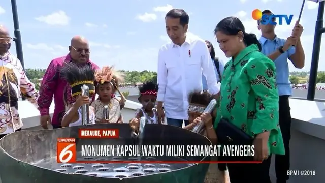 Ditemani sang istri, Presiden Jokowi resmikan monumen kapsul waktu di Merauke, Papua. Jokowi berpesan agar bangsa Indonesia menanamkan semangat Avengers.