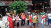 Pengurus Tempat Ibadah Tri Dharma (TITD) Kwan Sing Bio Kabupaten Tuban, terus berkomitmen untuk meringankan beban masyarakat dan membantu percepatan pemulihan ekonomi di tengah Pandemi Covid-19 ini.