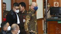 Terdakwa Mantan Kapolda Sumatera Barat Irjen Teddy Minahasa Putra memasuki ruangan untuk menjalani sidang perdana kasus narkoba di PN Jakarta Barat, Kamis (2/2/2023). Sebelumnya, pada Rabu (1/2/2023), enam anak buah Teddy Minahasa sudah lebih dulu menjalani sidang perdana dalam kasus yang sama di PN Jakarta Barat. (Liputan6.com/Herman Zakharia)