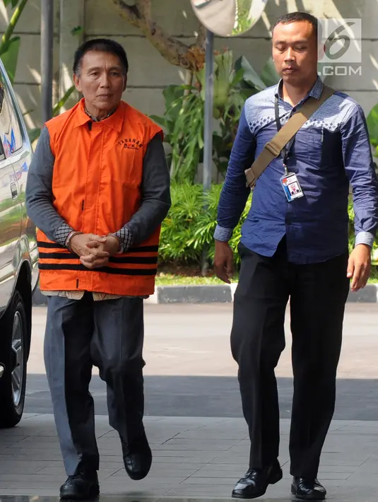 Bendahara Umum KONI Jhonny E Awuy (kiri) tiba di Gedung KPK, Jakarta, Senin (7/1). Jhonny diperiksa sebagai tersangka terkait dugaan suap dana hibah sebesar Rp 17 miliar dari Kemenpora ke KONI. (Merdeka.com/Dwi Narwoko)