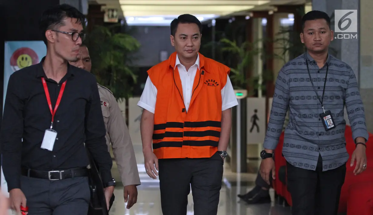 Tersangka anggota DPR Fayakhun Andriadi mengenakan rompi tahanan seusai diperiksa di Gedung KPK, Jakarta, Rabu (28/3). Fayakhun menjadi tersangka kasus pengesahan RKA-K/L dalam APBN-P Tahun Anggaran 2016 Bakamla RI. (Liputan6.com/Herman Zakharia)