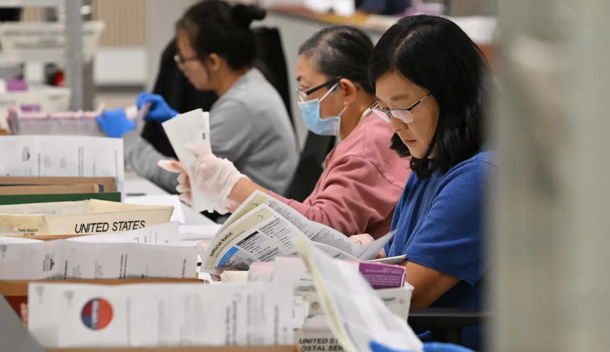 Warga negara Amerika Serikat juga dapat menggunakan hak pilih secara langsung pada hari H pemilu atau lebih awal di tempat-tempat pemungutan suara khusus. (Robyn Beck/AFP)