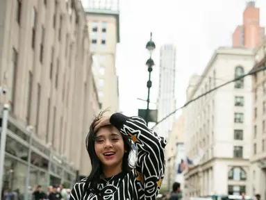Perdana ikut New York Fashion Week, penampilan Zee JKT48 dengan outfit kasual mencuri perhatian. (Instagram/erigostrore).