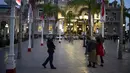 Orang-orang berjalan di dekat kasino Monte Carlo di Monako sehari sebelum perayaan hari nasional, Kamis (18/11/2021). Memiliki warna bendera yang sama dengan Indonesia, perayaan hari nasional Monako jatuh pada 19 November. (AP Photo/Daniel Cole)