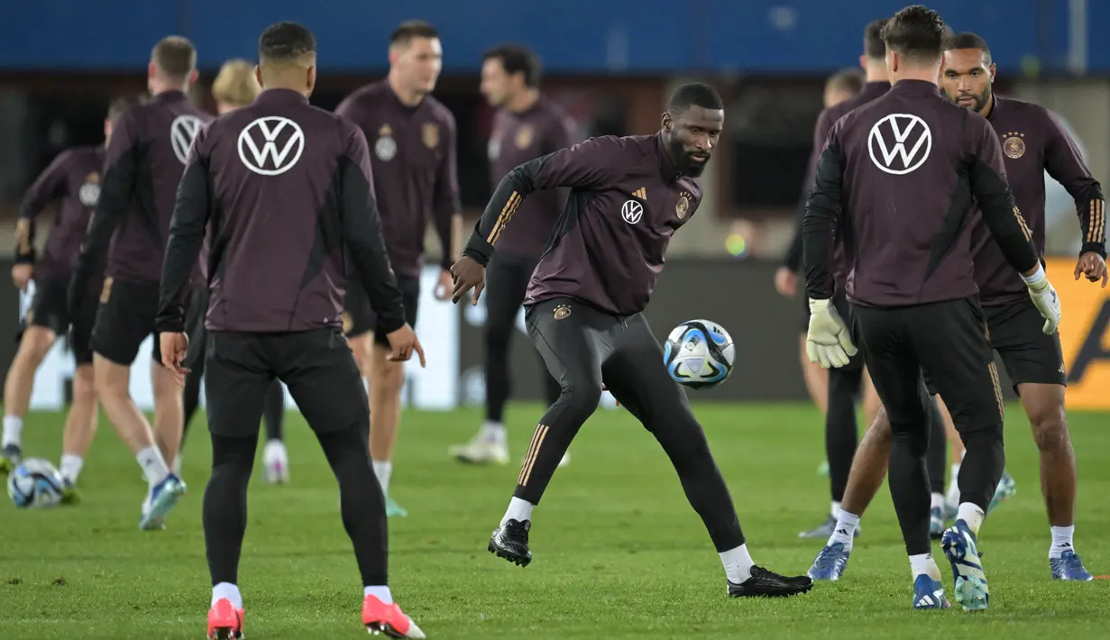 Bulan lalu, Jerman menang 3-1 atas Amerika Serikat, kemudian imbang 2-2 dengan Meksiko. Kali ini, mereka dipecundangi Turki. (Joe Klamar / AFP)