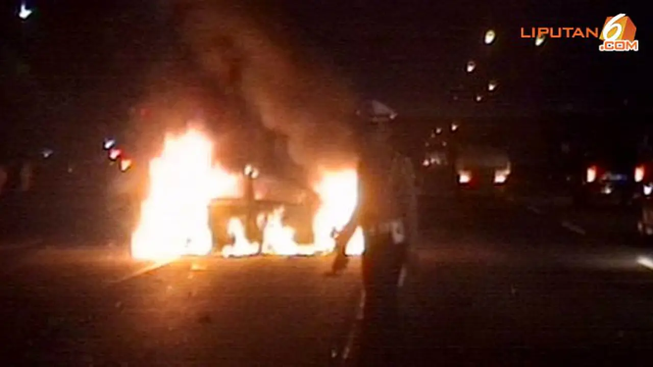 mobil-terbakar-131215b.jpg
