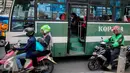 Sejumlah ojek aplikasi melintas disamping angkutan umum bus di kawasan Sudirman, Jakarta, Kamis (8/10/2015). Ketua DPD Organda DKI mencatat adanya penurunan penumpang angkutan umum Hingga 40 Persen. Liputan6.com/Faizal Fanani)