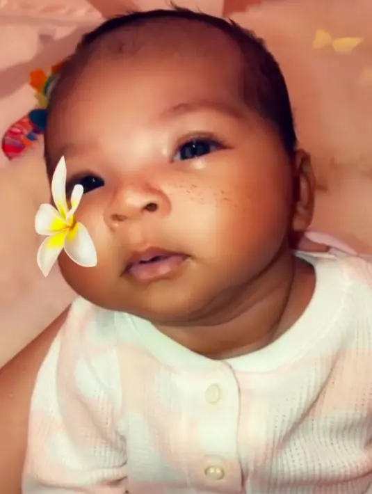 Lewat akun Twitter, Khloe Kardashian menjawab pertanyaan seorang penggemar mengenai pembaptisan yang akan dilakukan Khloe. (instagram/khloekardashian)