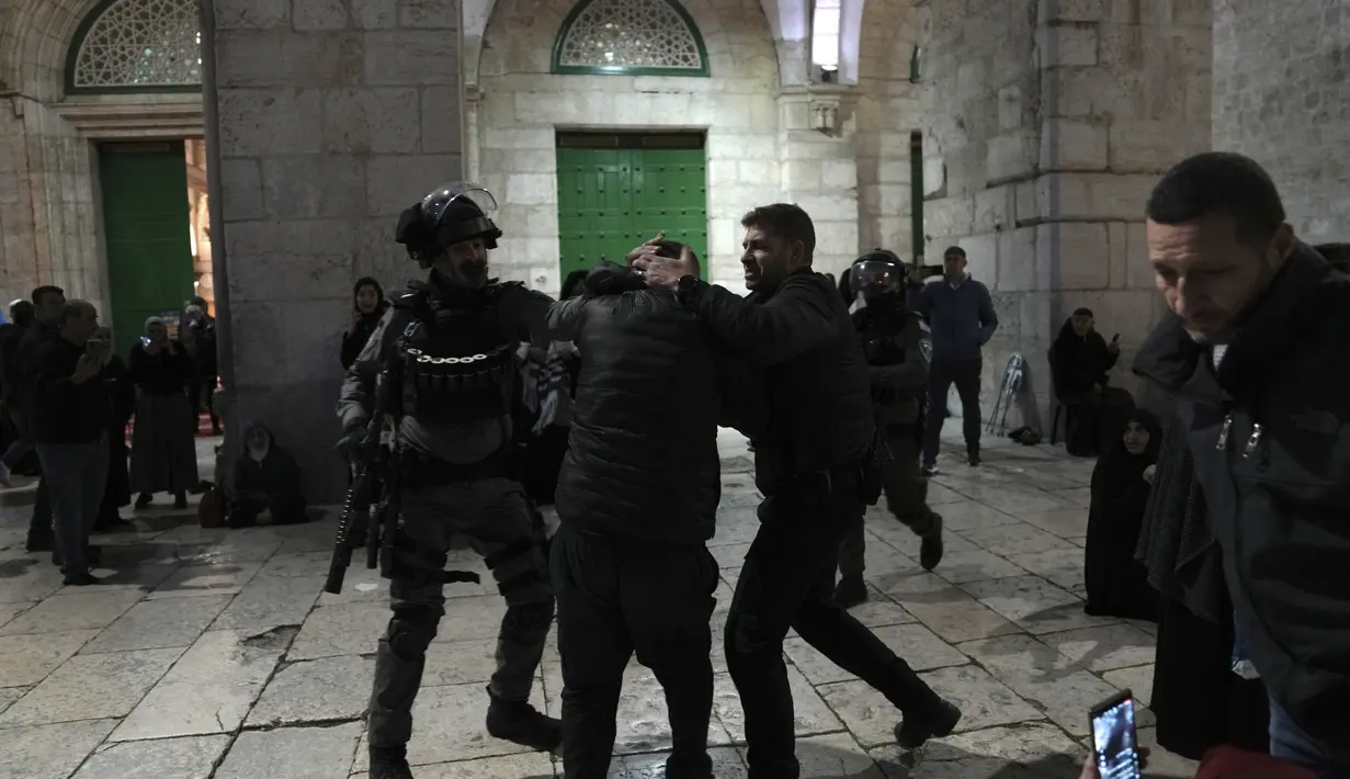 <p>Polisi Israel menahan seorang jamaah Palestina di kompleks Masjid Al-Aqsa di Kota Tua Yerusalem selama bulan suci Ramadhan, Rabu, 5 April 2023. (AP Photo/Mahmoud Illean)</p>