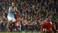 Reaksi bek Manchester City Vincent Kompany sesaat setelah menekel striker Liverpool Mohamed Salah pada laga Premier League di Stadion Etihad, Kamis (3/1/2019). (AFP/Oli Scarff)