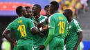Senegal pada Piala Dunia 2018. Untuk pertama kalinya sejak 1982, seluruh wakil Afrika pada Piala Dunia 2018, yaitu Mesir, Maroko, Nigeria, Senegal dan Tunisia semuanya terhenti di fase grup. Namun Senegal bisa dibilang sebagai yang terbaik setelah hampir lolos dari fase grup. Dalam klasemen Grup H, Sadio Mane dkk sebenarnya memiliki poin dan selisih gol yang sama dengan Jepang untuk memperebutkan posisi runner-up. Namun karena faktor disiplin, di mana Senegal mengoleksi lebih banyak kartu kuning, maka Jepang lah yang lolos ke babak 16 besar sebagai runner-up Grup H. (AFP/Emmanuel Dunand)