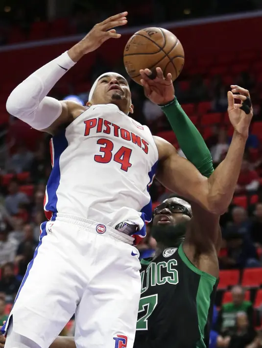 Pebasket Boston Celtics, Tobias Harris, berebut bola dengan pebasket Detroit Pistons, Andre Drummond, pada laga NBA di Little Caesars Arena, Senin (11/12/2017). Celtics menang 91-81 atas Pistons. (AP/Duane Burleson)