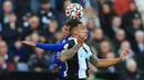 Pemain Chelsea Thiago Silva (kiri) berebut bola dengan pemain Newcastle United Callum Wilson pada pertandingan Liga Inggris di St James' Park, Newcastle-upon-Tyne, Inggris, 30 Oktober 2021. Chelsea menang 3-0. (Lindsey Parnaby/AFP)