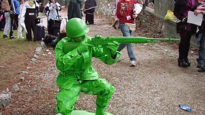 [Bintang] 10 Cosplay Jenius yang Sukses Bikin Orang-orang di Sekitar Ketawa