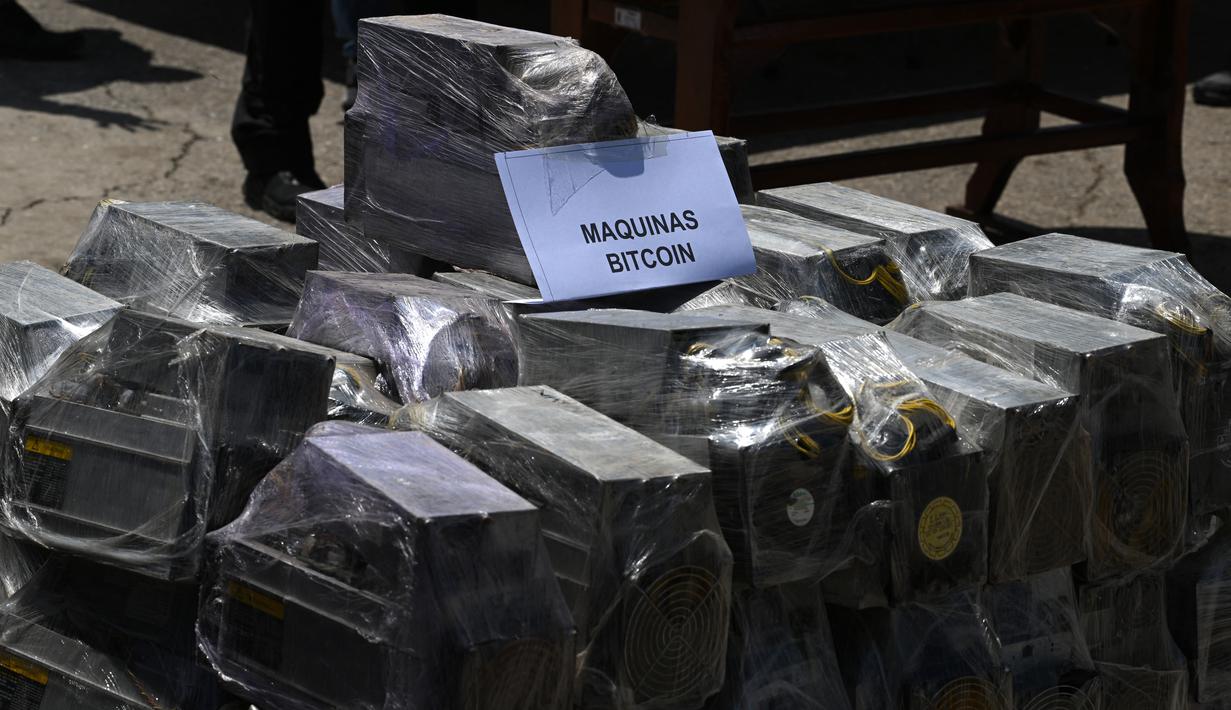 Mesin penambang Bitcoin dan peluncur roket termasuk di antara barang selundupan menakjubkan yang ditemukan di penjara Venezuela yang direbut kembali dari sebuah geng yang mengubahnya menjadi taman bermain yang dilengkapi dengan kolam renang, klub malam, dan kebun binatang. (YURI CORTEZ / AFP)