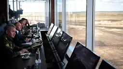 Presiden Rusia Vladimir Putin memantau latihan militer Vostok 2018 di Siberia Timur, Rusia, Kamis (13/9). Latihan ini juga melibatkan 36 ribu kendaraan militer, seribu pesawat, dan 80 kapal laut. (Alexei Nikolsky, Sputnik, Kremlin Pool Photo via AP)
