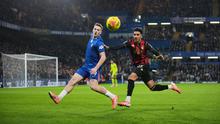 Pemain Chelsea, Liam Delap (kiri), berebut bola dengan pemain Bournemouth, James Hill, pada laga Premier League/Liga Inggris antara Chelsea vs Bournemouth di London, Inggris, Selasa, 30 Desember 2025. (AP Photo/Kin Cheung)