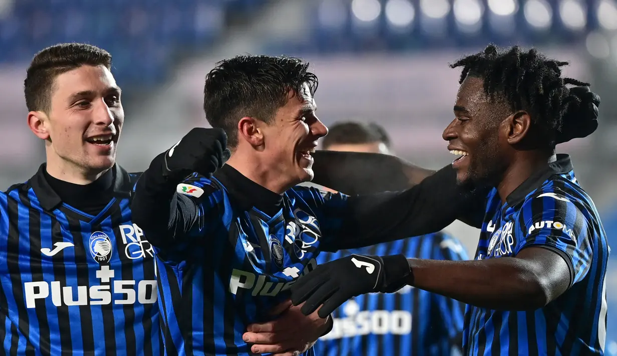 Gelandang Atalanta, Matteo Pessina berselebrasi dengan penyerang Atalanta, Duvan Zapata usai mencetak gol keduanya ke gawang Atalanta pada pertandingan leg kedua semifinal Coppa Italia di stadion Azzurri d'Italia di Bergamo, Kamis (11/2/2021).  Di final, Atalanta akan melawan Juventus. (AFP/Miguel M