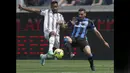 Pemain Atalanta, Davide Zappacosta (kanan), berebut bola dengan pemain Juventus, Alex Sandro, dalam pertandingan lanjutan pekan ke-34 Liga Italia 2022/2023 yang berlangsung di Gewiss Stadium, Minggu (7/5/2023). (AP/LaPresse/Spada)