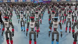 Sejumlah robot disiapkan menjelang upacara pembukaan World Humanoid Robot Games di Beijing, Sabtu, 22 Agustus 2026. (Foto AP/Achmad Ibrahim)