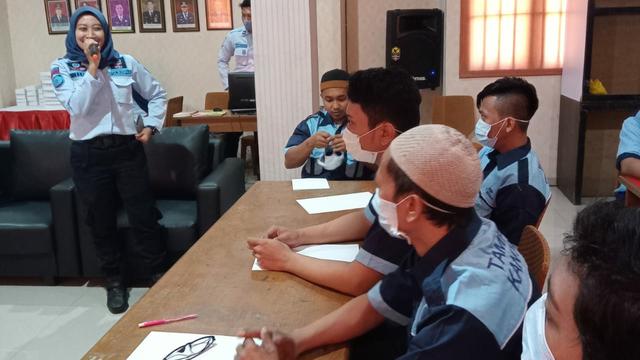 Sepuluh warga binaan Lapas IIA Sidoarjo dilatih menjadi kader kesehatan. (Dian Kurniawan/Liputan6.com)