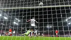 Pemain Swiss Mario Gavranovic mencetak gol ke gawang Jerman pada pertandingan UEFA Nations League di Cologne, Jerman, Selasa (13/10/2020). Pertandingan berakhir dengan skor 3-3. (AP Photo/Martin Meissner)
