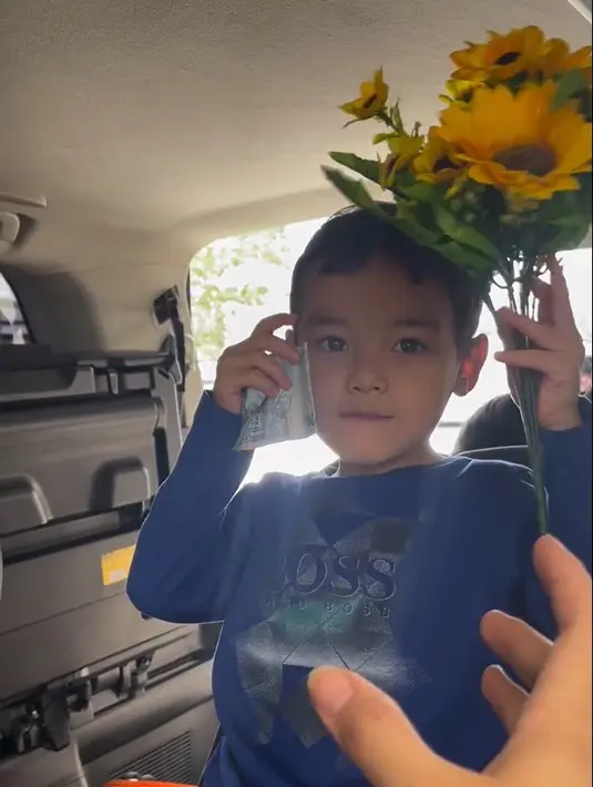 Pelantun lagu Mari Bercinta 2 itu mengaku suka dengan bunga. Sang anak tampak begitu bahagia. Momen manis tersebut dibagikan melalui akun instagram pemeran Tarra dalam film Romansa: Gending Cinta di Tanah Turki. [Instagram/vickyshu]