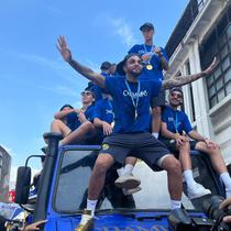Pemain, staf pelatih, ofisial, dan manajemen Persib Bandung melakukan pawai juara BRI Super League musim ini di kota Bandung, Minggu (24/05/2026) pagi WIB. (Bola.com/Hery Kurniawan)