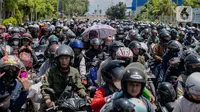 Antrean pemudik bersepeda motor untuk memasuki Pelabuhan Ciwandan, Cilegon, Banten, Minggu, (7/4/2024). (Liputan6.com/Angga Yuniar)