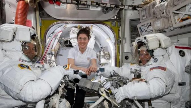 Nick Hague (kiri), Christina Koch (tengah), dan Anne McClain (kanan) berlatih untuk spacewalk di ISS. (NASA)