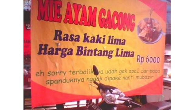 6 Spanduk Nyeleneh Penjual Mi Ayam Ini Bikin Geleng Kepala