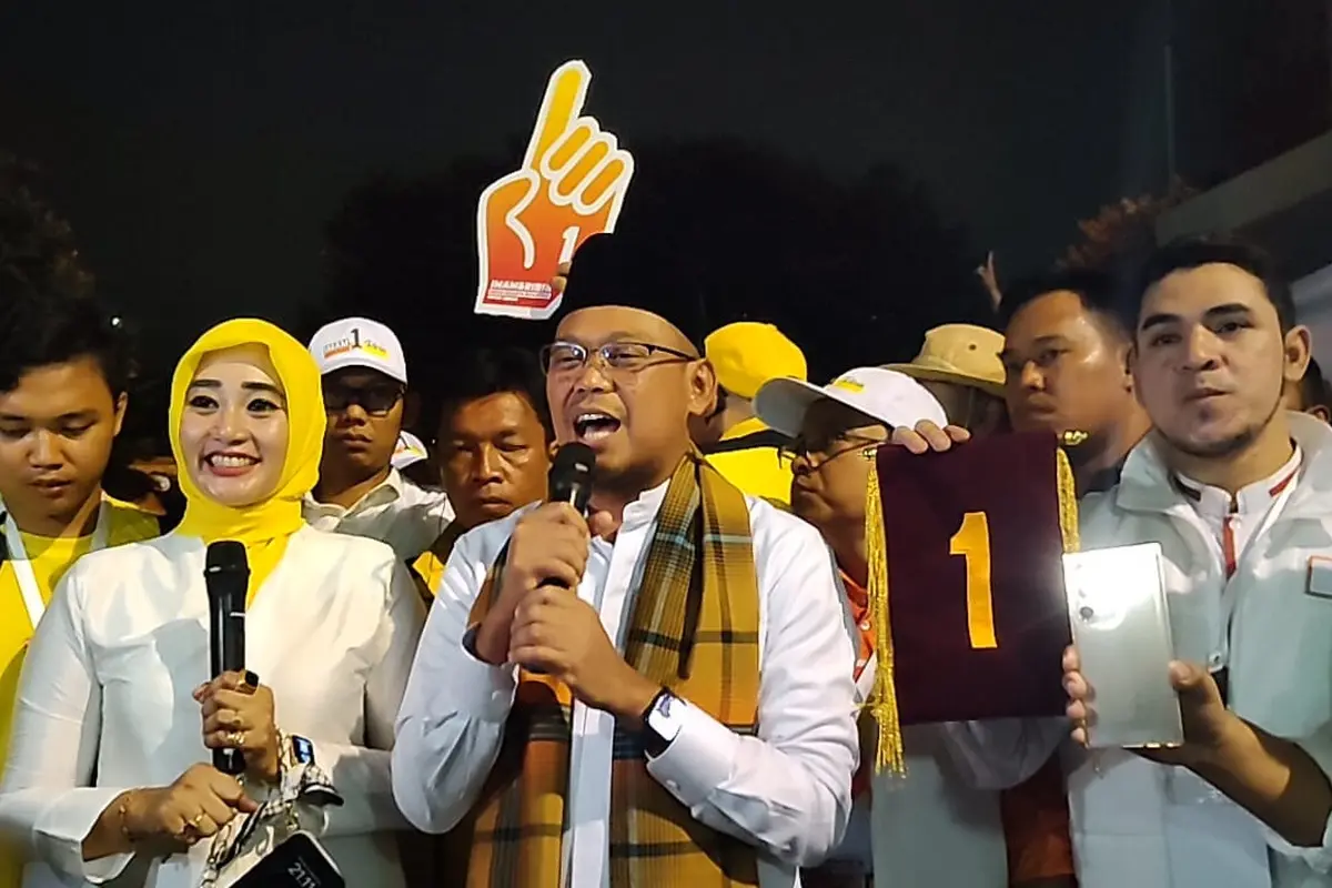 Pasangan nomor urut satu Pilkada Depok, Imam-Ririn saat menemui para pendukungnya di halaman parkir Hotel Bumi Wiyata, Depok.