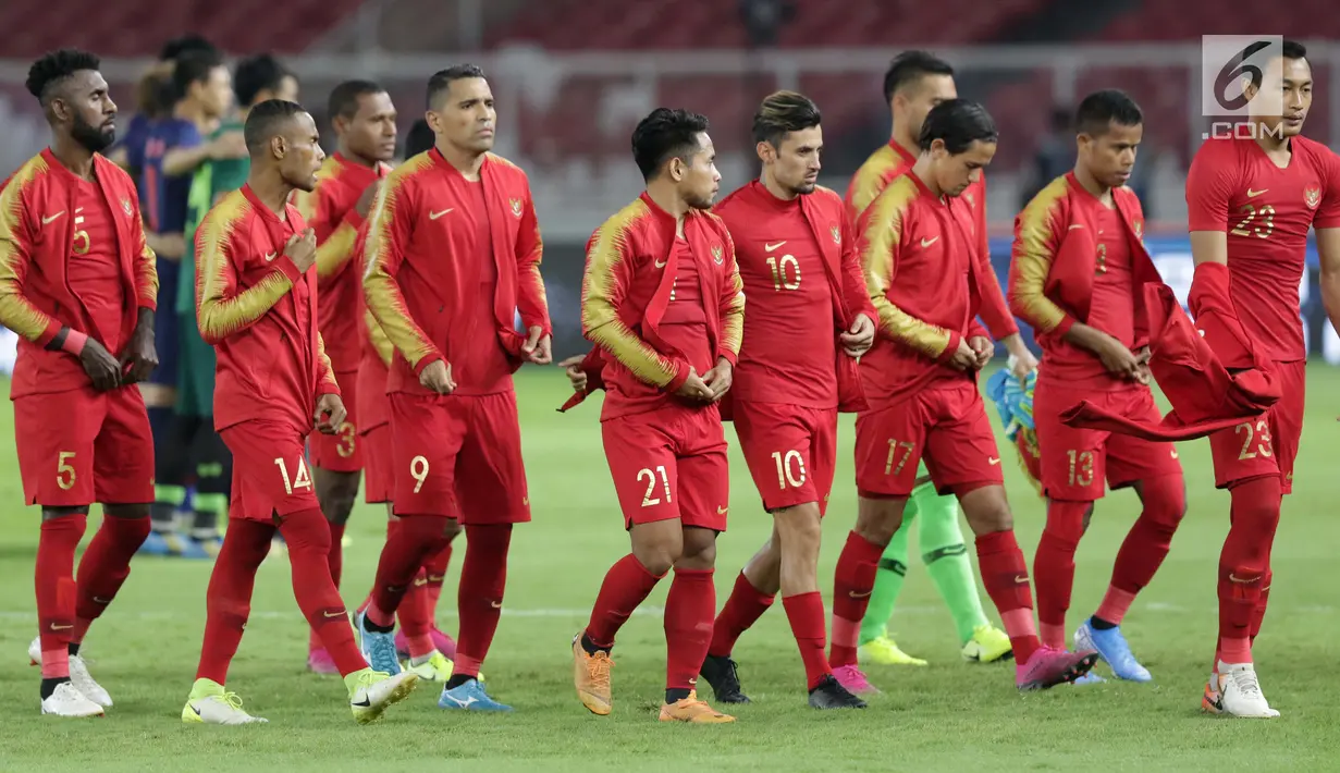 Pemain Timnas Indonesia bersiap melawan Thailand pada laga Grup G Penyisihan Kualifikasi Piala Dunia 2022 zona Asia di Stadion Utama Gelora Bung Karno, Jakarta, Selasa (10/9/2019). Babak pertama kedua tim bermain imbang 0-0. (Liputan6.com/Helmi Fithriansyah)