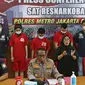 Kabid Humas Polda Metro Jaya Kombes Yusri Yunus memberikan keterangan dalam rilis kasus kepemilikan narkotika terhadap artis peran Agung Saga di Polres Metro Jakarta Pusat, Rabu (31/3/2021). Agung Saga ditangkap pada 27 Maret 2021 di Apartemen Kalibata City. (Liputan6.com/Herman Zakharia)