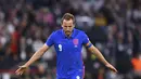 Penyerang Inggris, Harry Kane berselebrasi usai mencetak gol lewat titik penalti ke gawang Jerman pada pertandingan Grup A3 UEFA Nations League di Allianz Arena, Munich, Rabu (8/6/2022). Inggris bermain imbang dengan Jerman 1-1. (AP Photo/Markus Ulmer)
