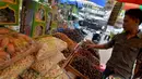 Pedagang menata kurma di sebuah lapak yang dibuka di kawasan Tanah Abang, Jakarta, (2/10/14). (Liputan6.Com/Faizal Fanani)
