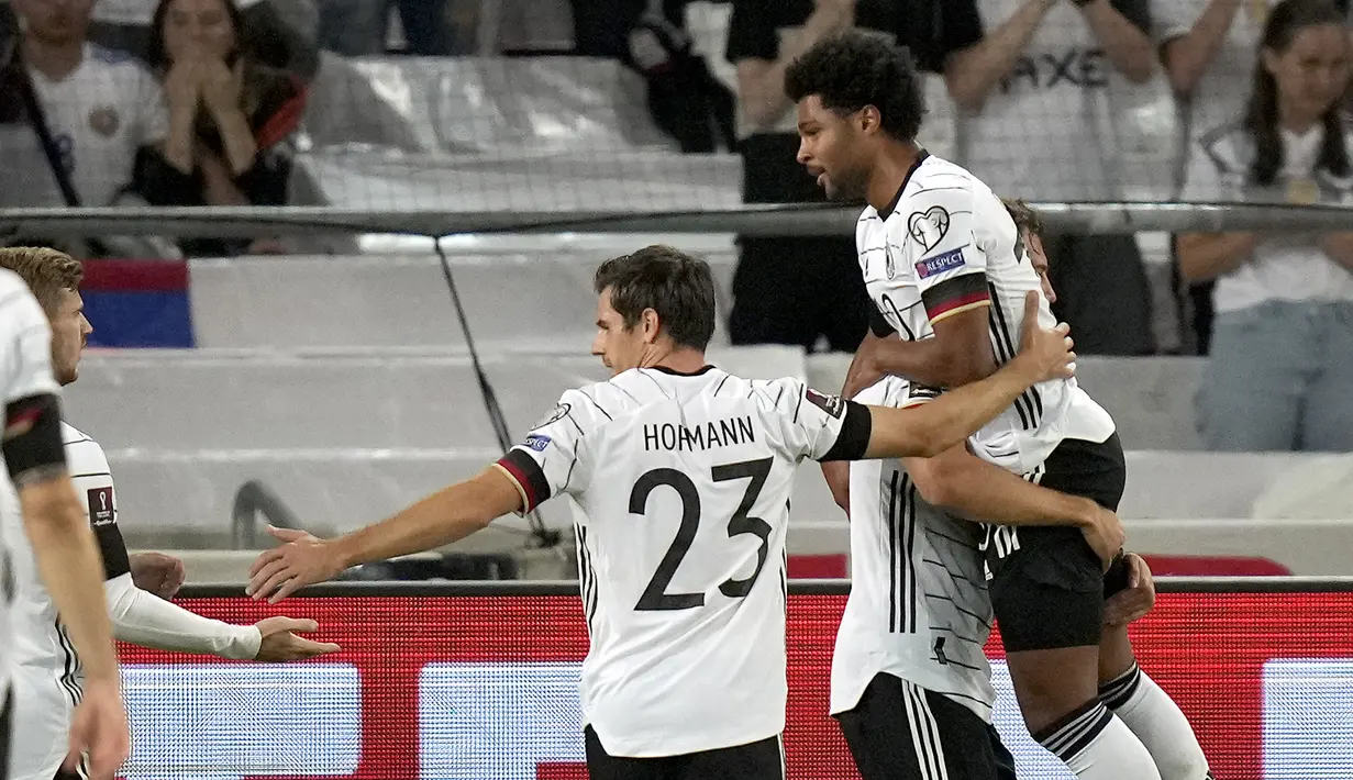 Gelandang Jerman, Serge Gnabry (kanan atas) berselebrasi usai mencetak gol ke gawang Armenia pada pertandingan grup J Kualifikasi Piala Dunia 2022 di stadion Mercedes-Benz Arena di Stuttgart, Jerman, Senin (6/9/2021). Jerman kini berada di puncak klasemen dengan poin 12. (AP Photo/Matthias Schrader)