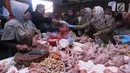 Disperindag Tangerang Selatan memeriksa daging ayam saat sidak menjelang bulan Ramadan di pasar kawasan BSD, Selasa (15/5). Sidak dilakukan bersama BPOM Banten, Polres Tangsel, Dinas Kesehatan dan Dinas Ketahanan Pangan Tangsel. (Merdeka.com/Arie Basuki)