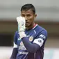 Kiper Semen Padang, Teja Paku Alam, saat melawan Bhayangkara FC pada laga Piala Presiden 2019 di Stadion Patriot, Jawa Barat, Minggu (3/3). Bhayangkara FC menang 4-2 atas Semen Padang. (Bola.com/M Iqbal Ichsan)