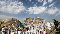 Ribuan umat muslim berkumpul di Bukit Jabal Rahmah saat mereka tiba di Arafah, sebelah tenggara dari kota suci Mekah Saudi, (20/8). Puncak ibadah haji ditandai dengan pelaksanaan wukuf di Arafah. (AFP Photo / Ahmad Al-Rubaye)