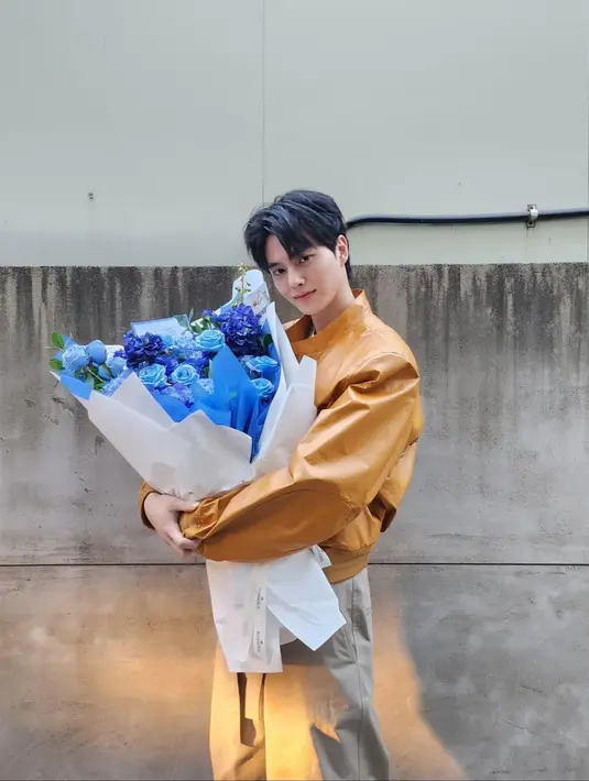 <p>"Aku berharap dapat bertemu kalian secara langsung lagi dengan hati yang bersyukur dan sehat. Ketika saatnya tiba, aku berharap dapat melihat kalian lebih bahagia dari sekarang," tutup Song Kang. (Foto: Instagram/ songkang_b)</p>