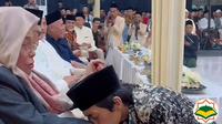 Pemandangan Gus Iqdam begitu menghormatui gurunya, KH Nurul Huda Djazuli. Pertemuan murid dan guru ini terjadi pada pernikahan anak Gus Kautsar (TikTok)