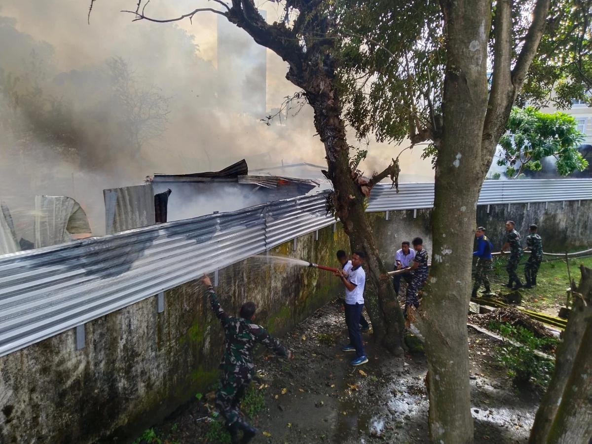 FOTO: Prajurit TNI AL Bantu Pemadaman Kebakaran Permukiman di Manado